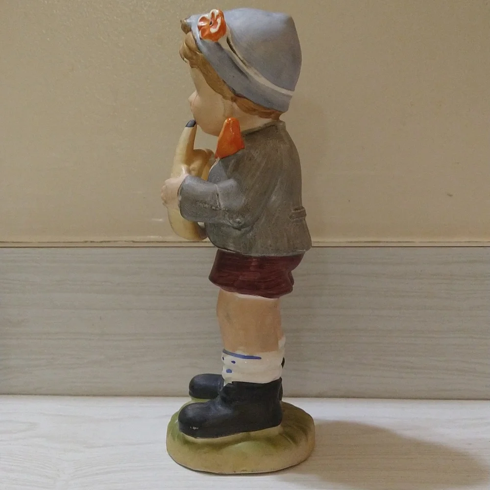 Vintage 1950s Arnart 5th Ave figurine featuring a boy holding a horn - Picture 4 of 5